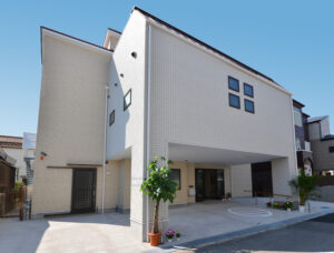 事務所所在の建物の全体写真